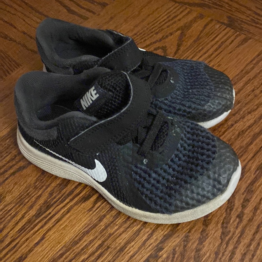 Used Nike black sneakers for toddlers size 9c